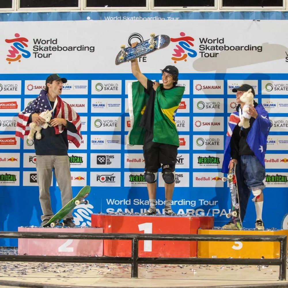 Skatista paranaense recebe homenagens pela conquista de medalha de ouro